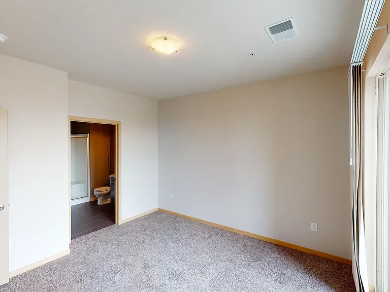 902 Drake St — Photo 97