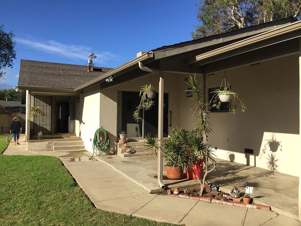Enclosed front yard entrance - Has been freshly painted since photos.