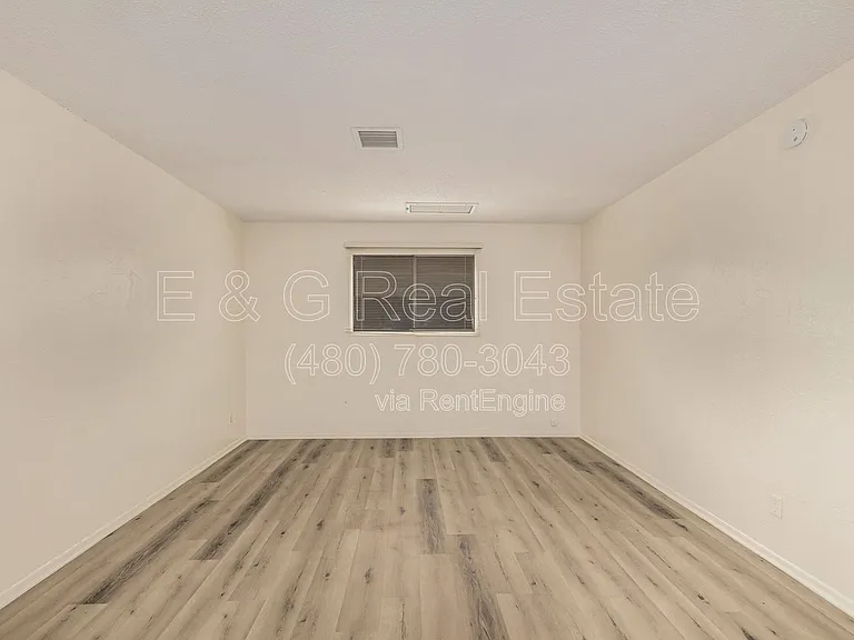 1136 W 12th St — Photo 8