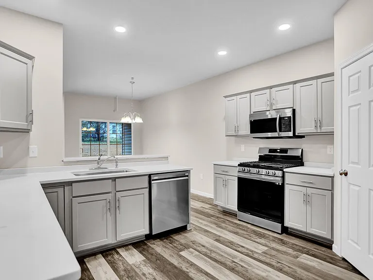 62 Helene Ct — Photo 4
