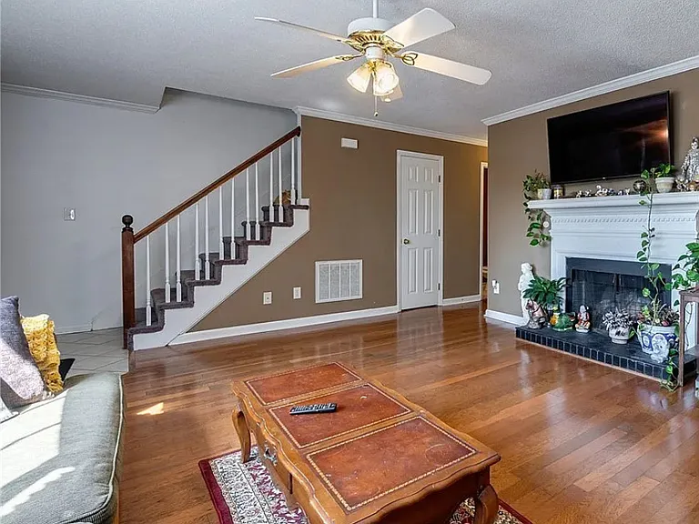 144 Tamara Ct — Photo 3