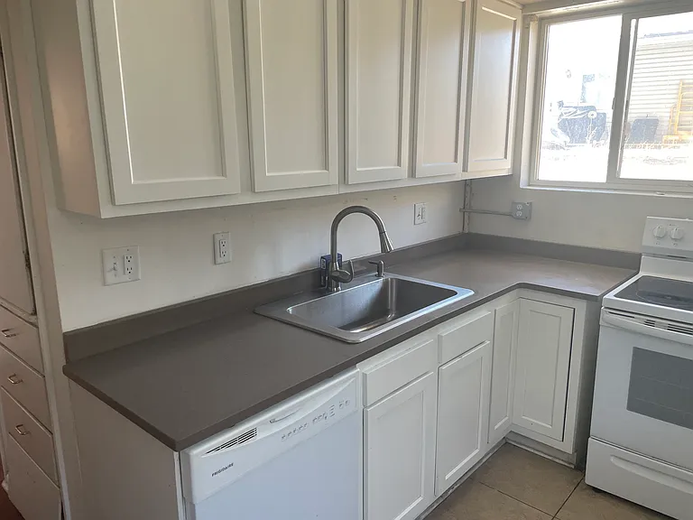 2571 S Logan St — Photo 13