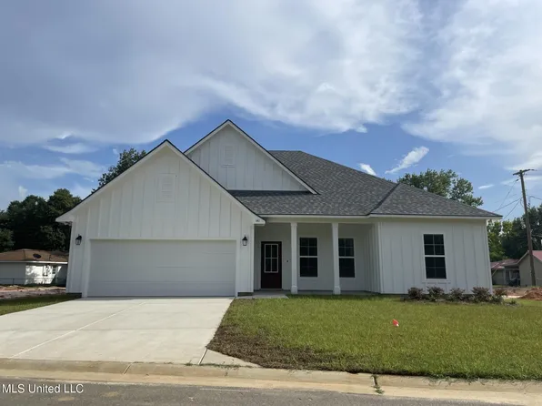 141 Le Moyne St, Bay Saint Louis, MS 39520