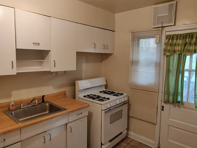 1013 Saint Dunstans Rd — Photo 6