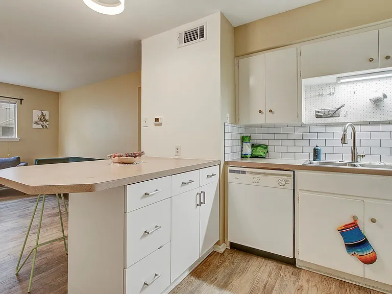 803 W 28th St #103 — Photo 7