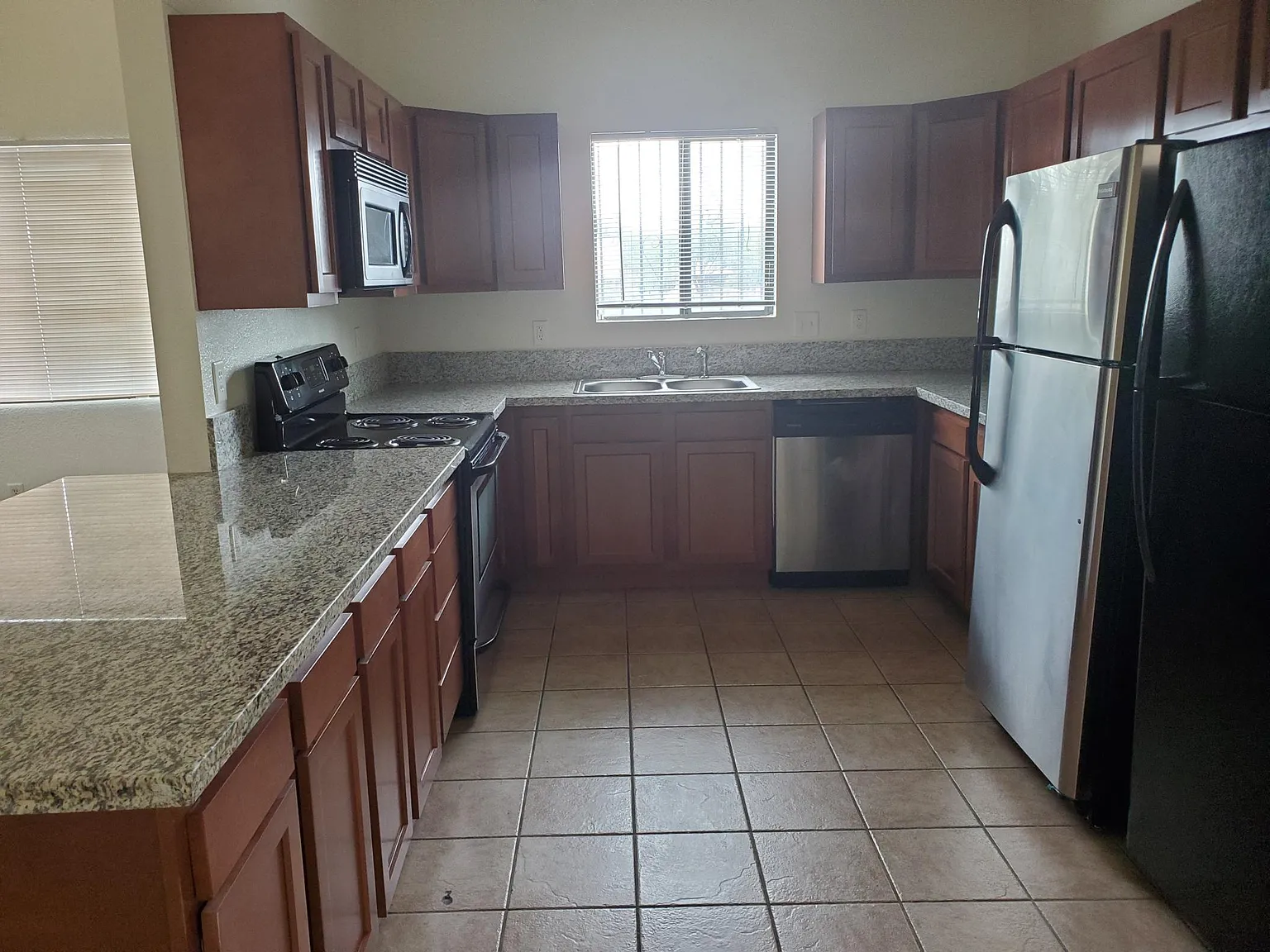 5 bed, 1808 sqft, $2,950 — Photo 2