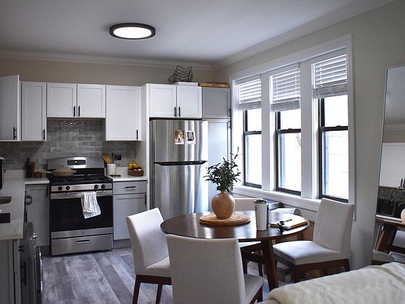 2nd image of 839 W Cornelia Ave APT 1n