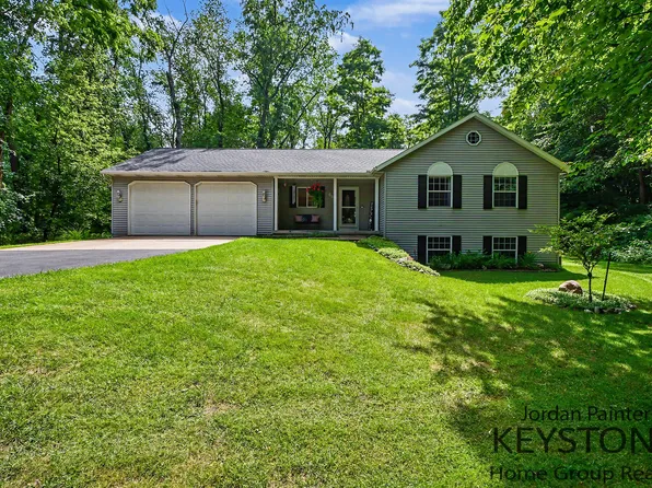 58 Sagamore Trl SE, Lowell, MI 49331