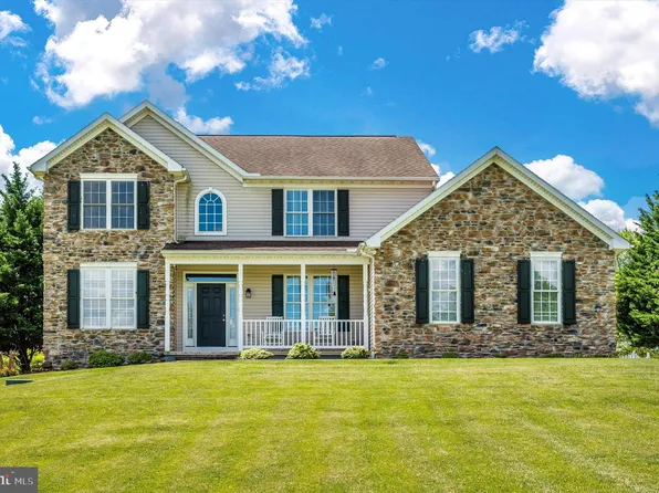 221 Berkshire Dr, Falling Waters, WV 25419