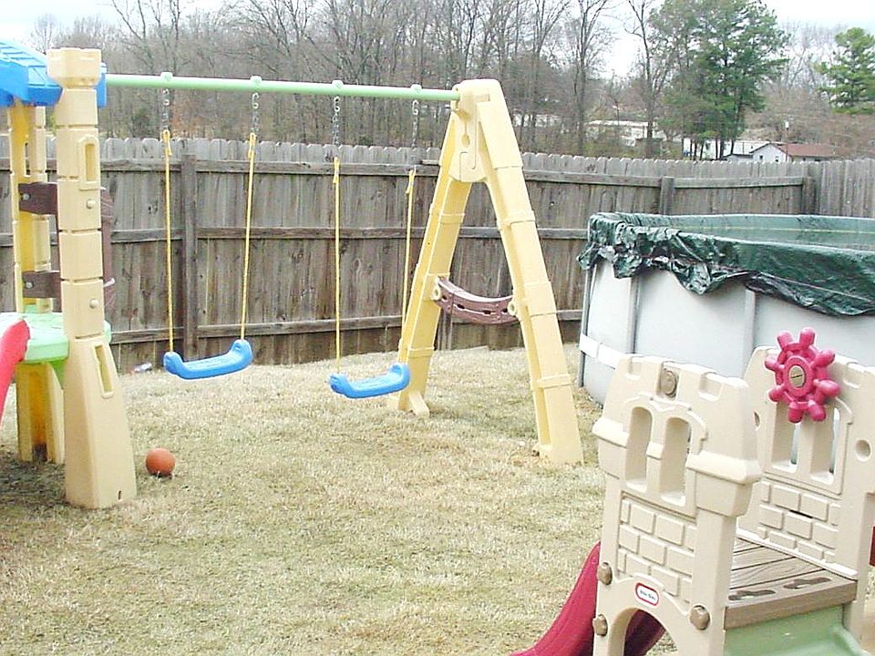 Fenced Rear Yard   (1)