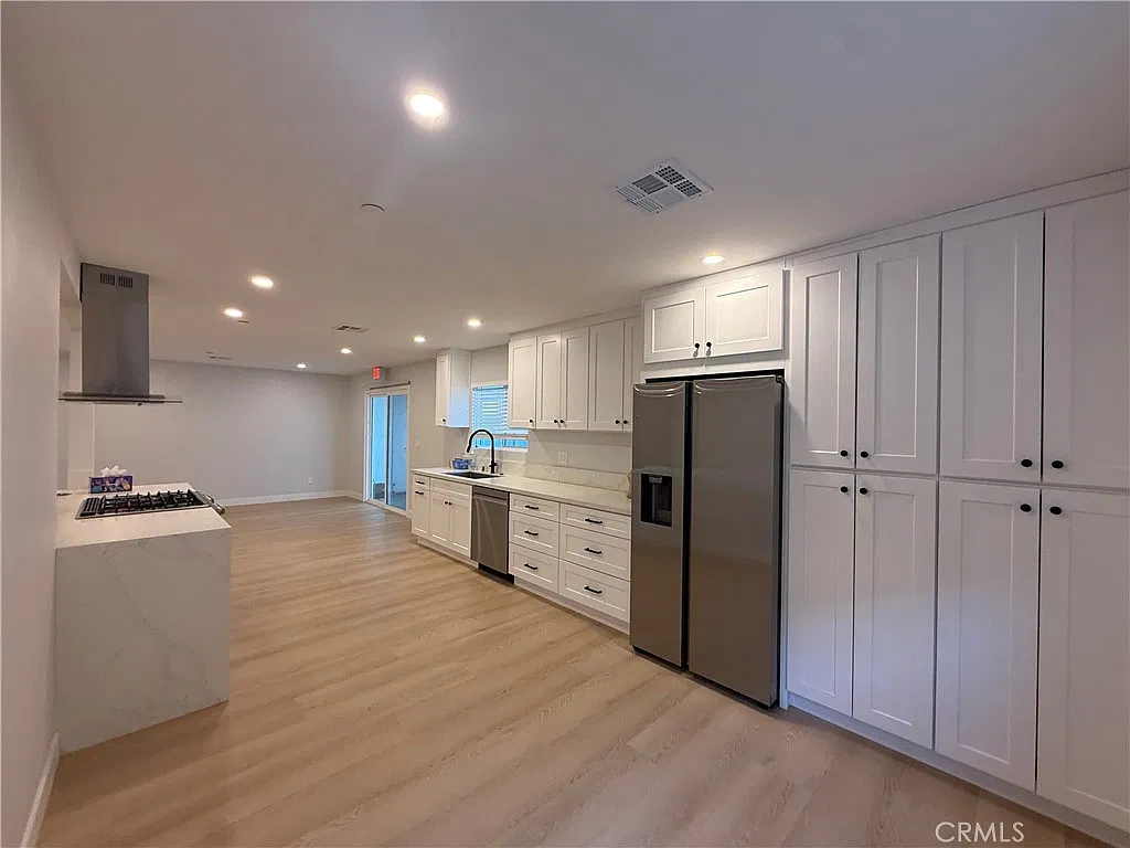 4 bed, 1744 sqft, $4,350 — Photo 2