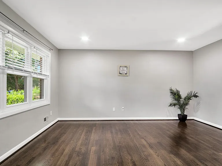 114 Thomas Nelson Ln — Photo 7