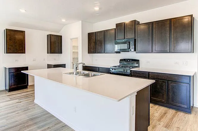 4 bed, 2442 sqft, $2,600 — Photo 3