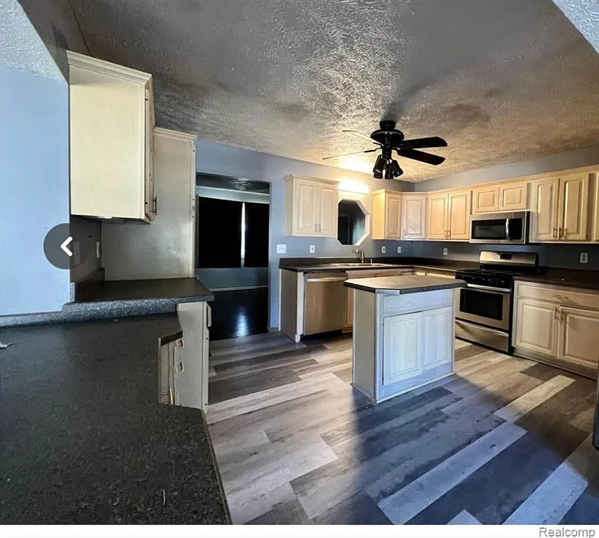 3 bed, 2099 sqft, $2,200 — Photo 2