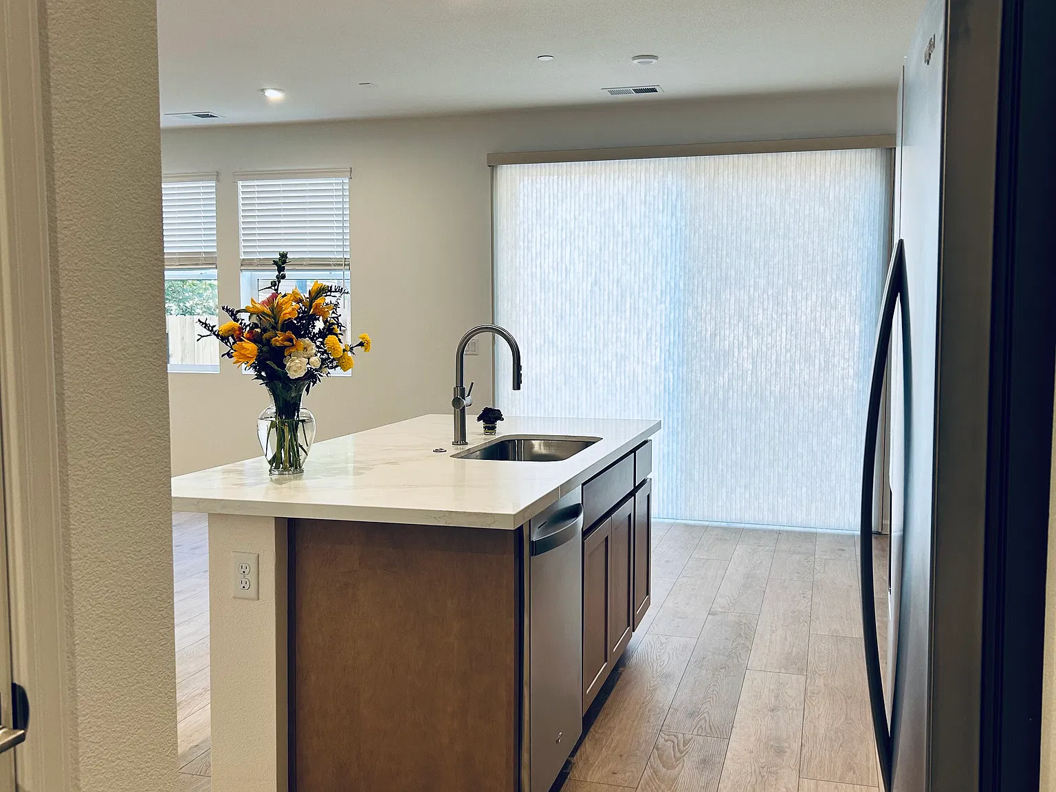 3 bed, 2.5 bath, 1833 sqft, $3,550 — Photo 3