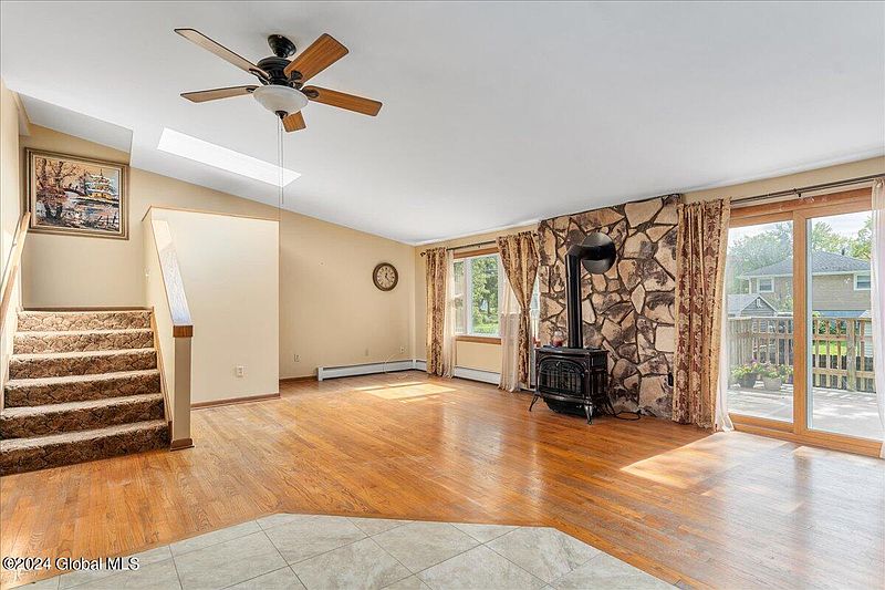 4th image of 16 Hillview Avenue