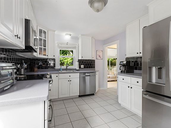 3rd image of 4 Maxdale Rd