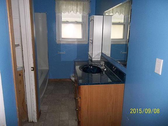 5th image of 246 Loraine St