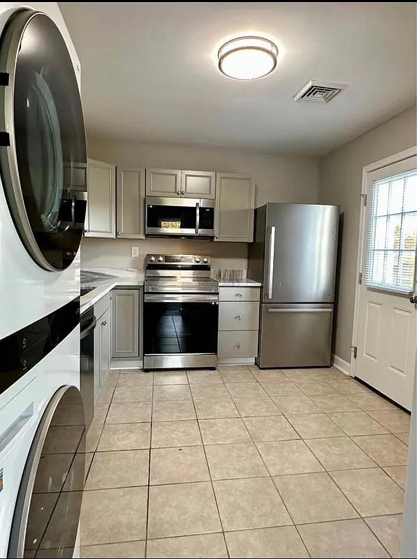 3 bed, 1.0 bath, 1000 sqft, $1,350 — Photo 3