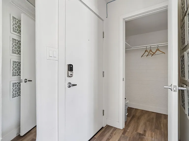 21-web-or-mls-N 7th Ave-S0905-019