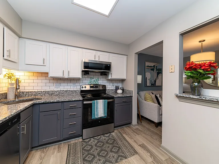 Kitchen with breakfast bar