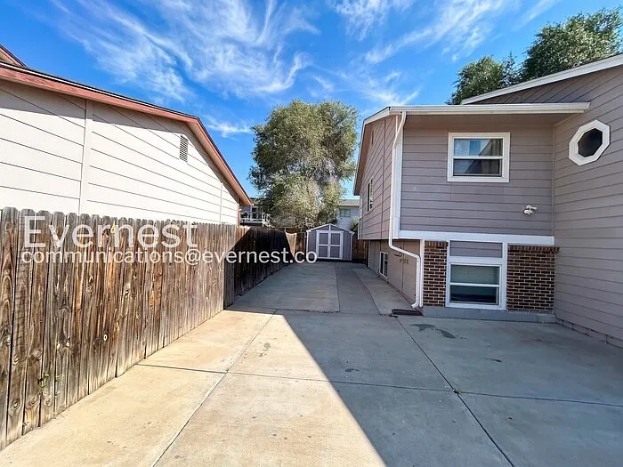 4 bed, 2.0 bath, 2100 sqft, $2,097 — Photo 3