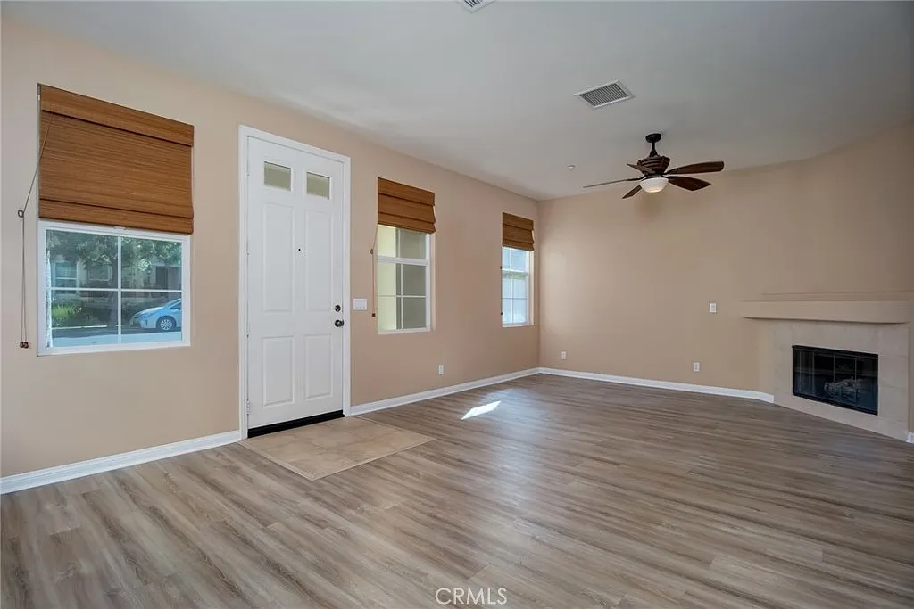 3 bed, 2.5 bath, 1416 sqft, $4,200 — Photo 2
