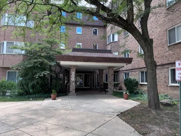 300 S Roselle Rd APT 307, Schaumburg, IL 60193