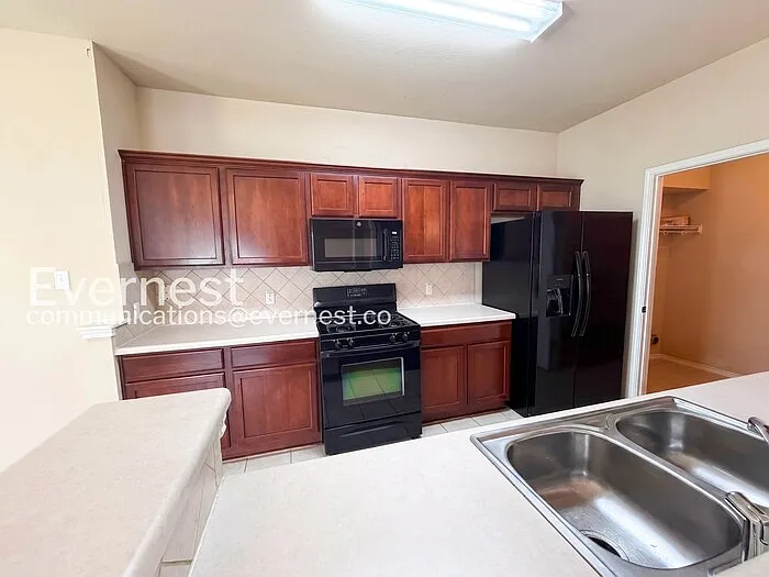 4 bed, 2.0 bath, 1760 sqft, $1,899 — Photo 4