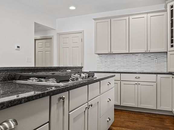 4th image of 27 Kingsbury Ave