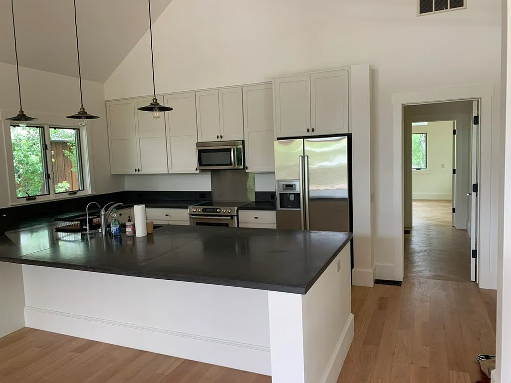 3 bed, 2374 sqft, $12,500 — Photo 2