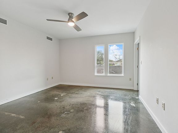 5th image of 3100 Banks St #302