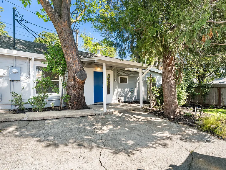 210 1/2 C St — Photo 1