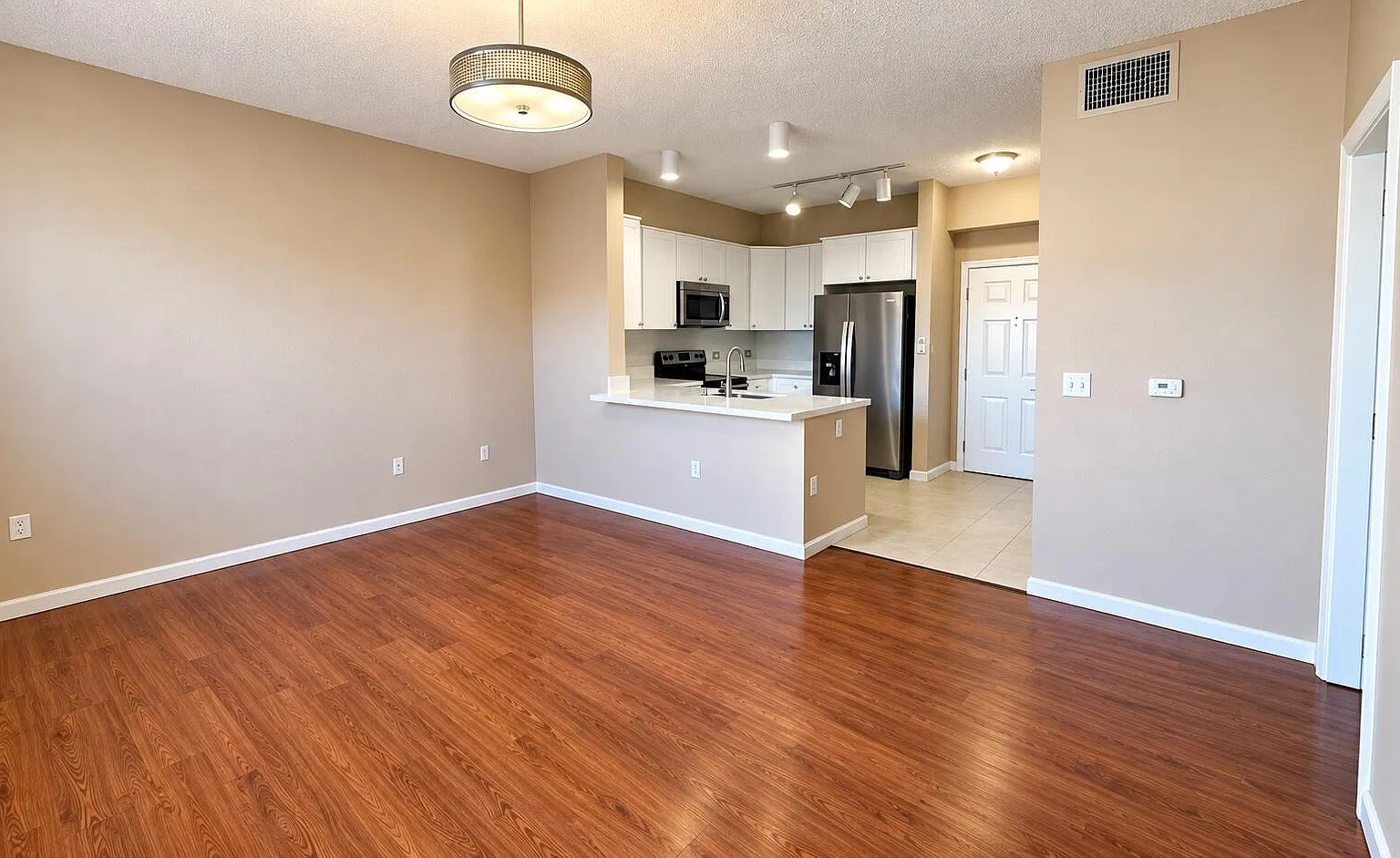 1 bed, 1.0 bath, 667 sqft, $2,000 — Photo 1