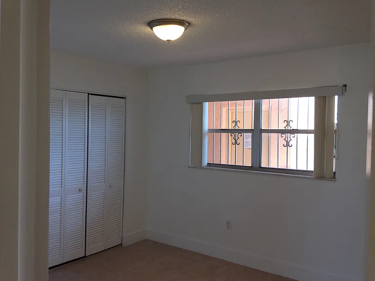 1950 W 54th St #412 — Photo 15