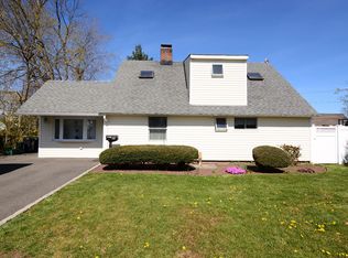 24 Kingfisher Rd, Levittown, NY 11756