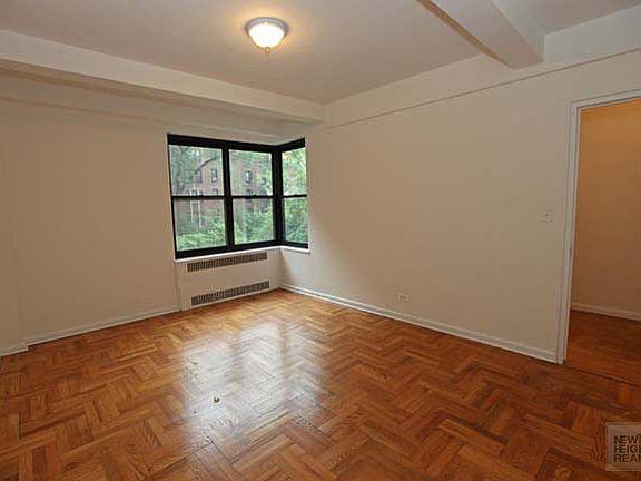 2nd image of 72 Park Ter W APT E47