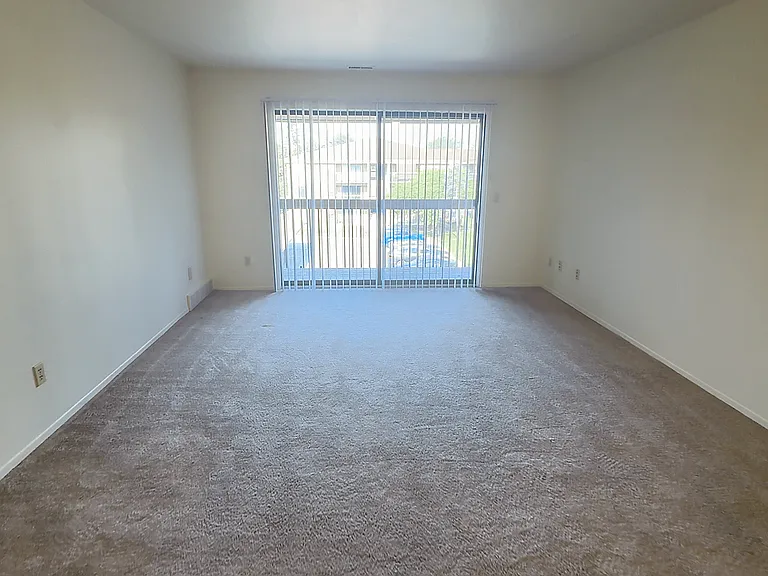 Lakeside Village Apartments — Photo 133