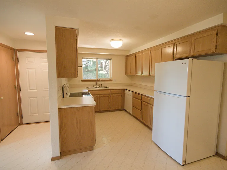 1819 Skyline Ct S — Photo 21