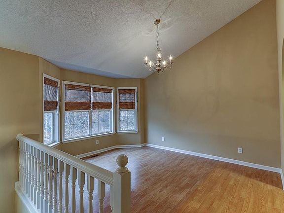 4th image of 155 Hartwood Dr