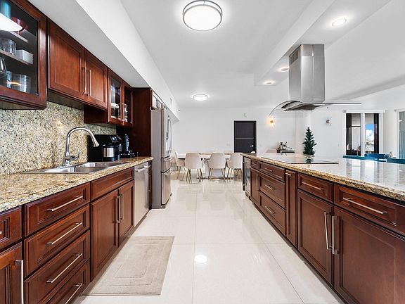 5th image of 16445 Collins Avenue #221