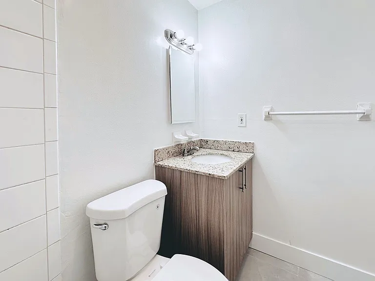1007 W Prospect Rd — Photo 50