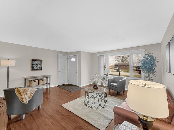 3rd image of 615 Hemlock Ln