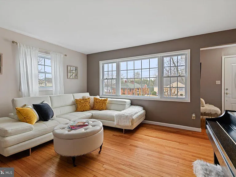 394 Franklin Ave — Photo 5