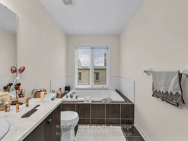 22 Coneflower Cres — Photo 13