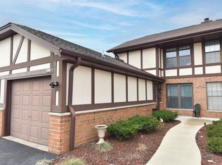 8237 S Legend Dr, Franklin, WI 53132