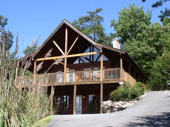 1739 Mountain Dr, Sevierville, TN 37876
