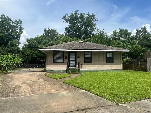 3 bed, 1.0 bath, 896 sqft, $1,500 — Photo 2