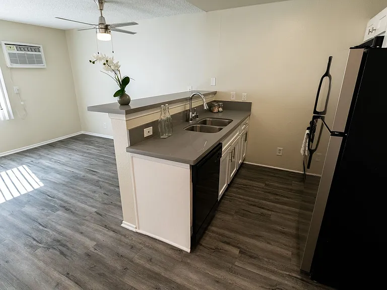 700 S. Berendo Ave — Photo 30