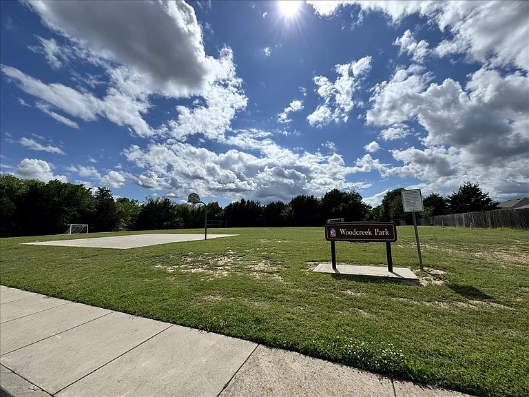 1424 Teakwood Dr — Photo 4